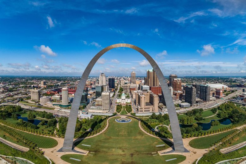 The Gateway Arch, Washington Avenue (1)